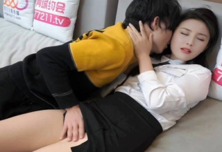 Anh trai dẫn dắt em gái ngây thơ khám phá dục vọngm